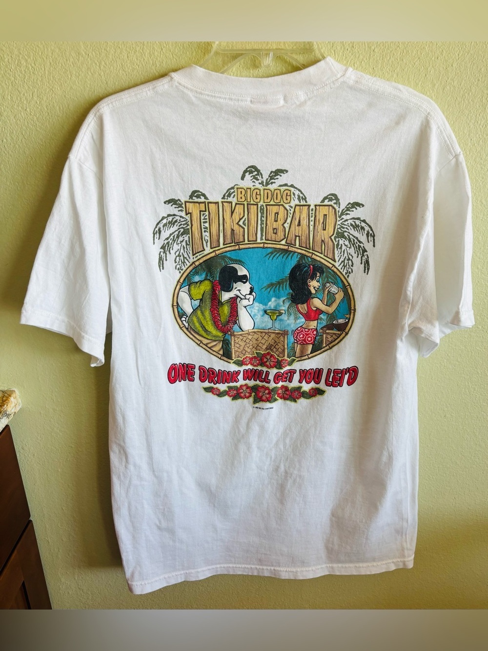 BIG DOGS “TIKI BAR" White Short Sleeve Graphic 90’s Vintage T Shirt Small/Medium
